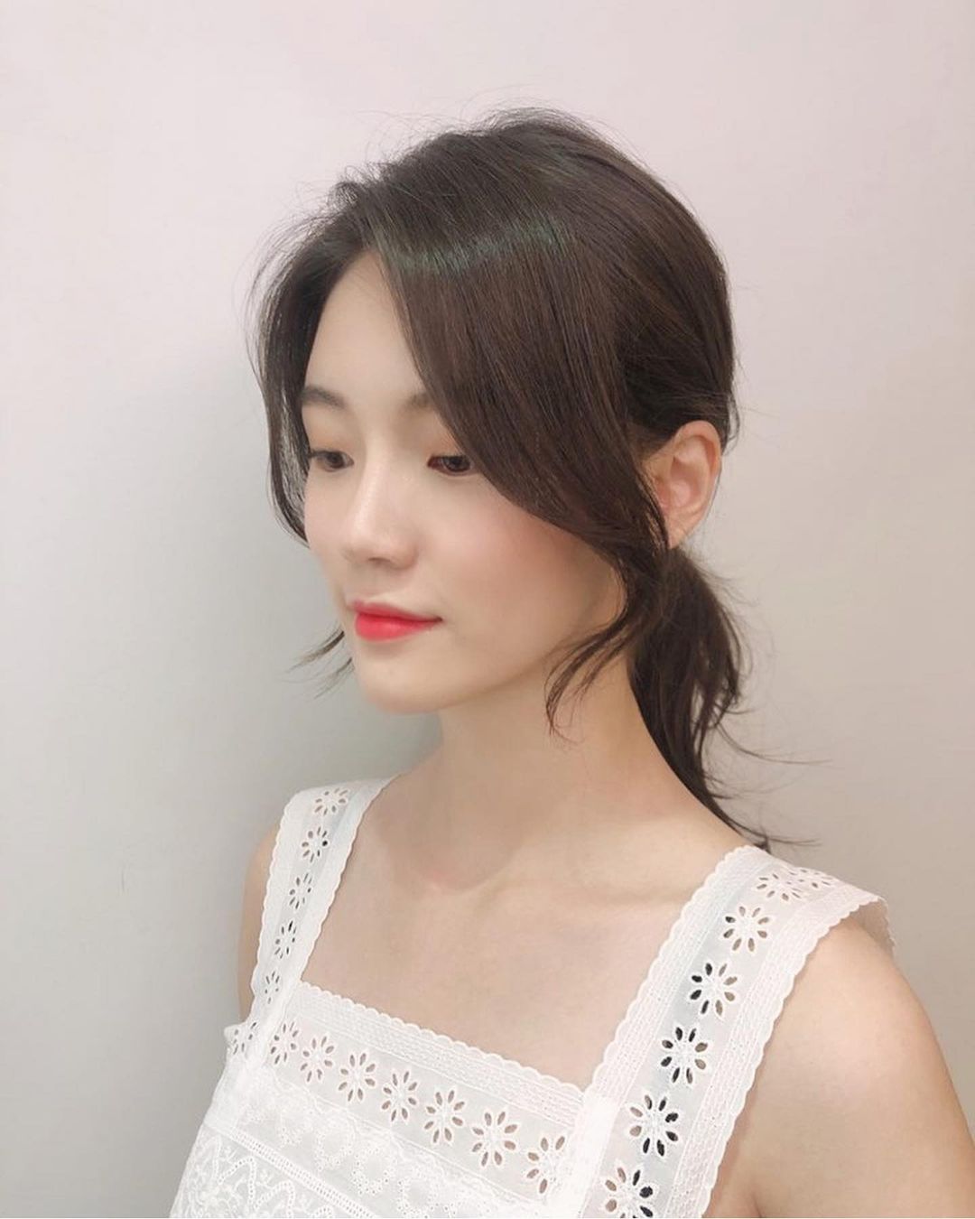 Hair stylist người Hàn bật mí chiêu buộc tóc thấp tạo góc nghiêng thần thánh, giúp mặt thon gọn mà gái Hàn mới biết - Ảnh 7.
