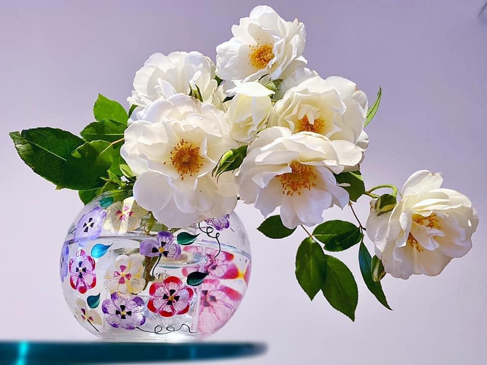 Bị "hớp hồn" bởi màu trắng tinh khôi của cúc dại, vợ đảm tại Úc thử tài với 1001 cách cắm hoa, tô điểm cho phòng khách trở nên thơ mộng lãng mạn - Ảnh 11.