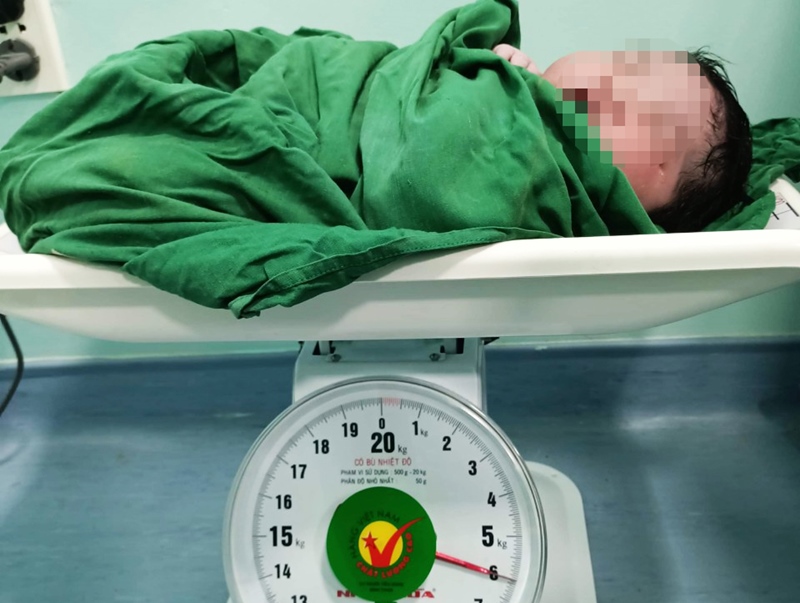 Phá vỡ kỷ lục của anh chị ruột, bé gái sơ sinh chào đời với cân nặng 5,9kg - Ảnh 1.