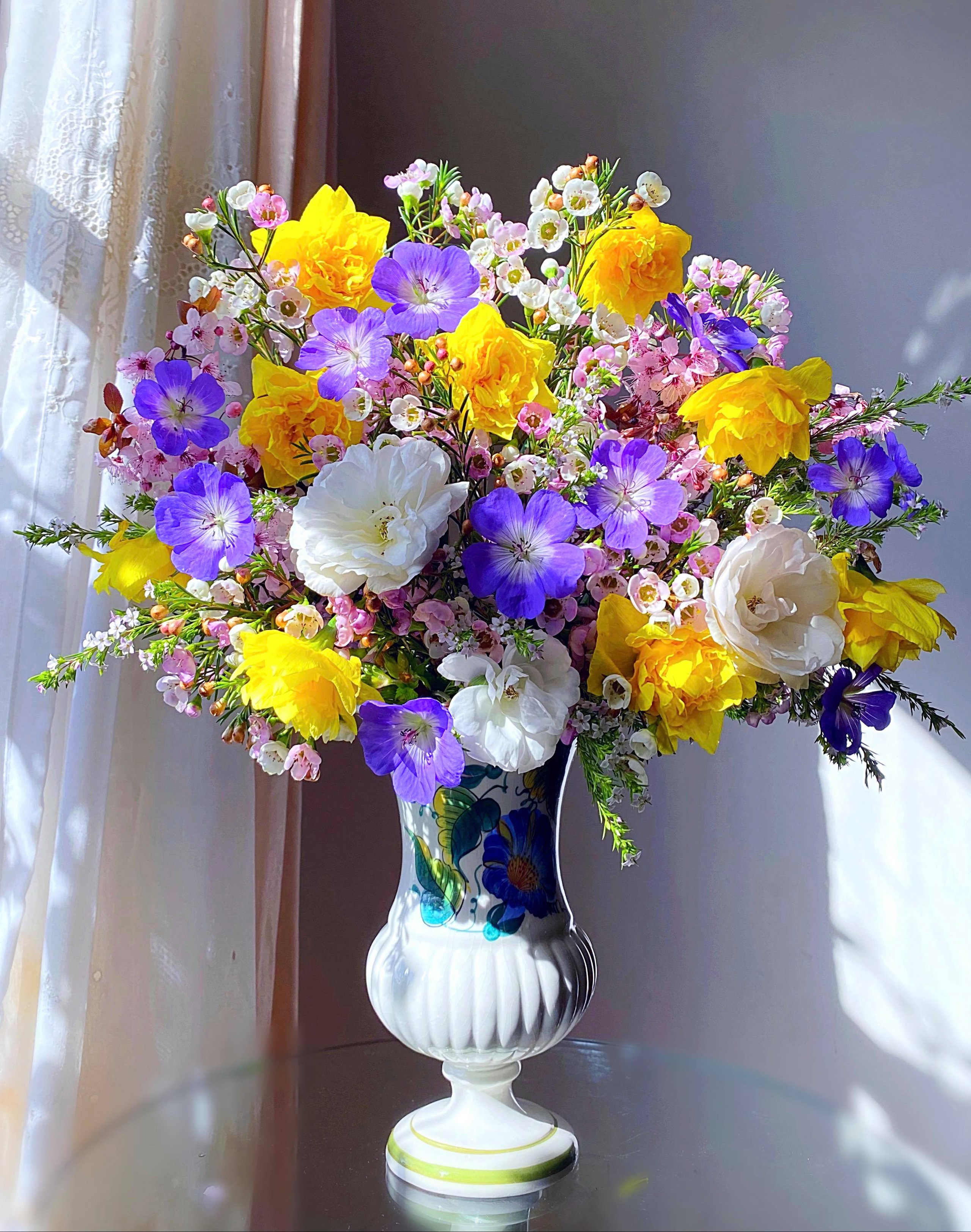 Bị "hớp hồn" bởi màu trắng tinh khôi của cúc dại, vợ đảm tại Úc thử tài với 1001 cách cắm hoa, tô điểm cho phòng khách trở nên thơ mộng lãng mạn - Ảnh 14.