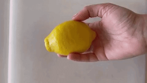 Squeezing lemons may seem easy, but most women are doing it wrong! - Photo 1.