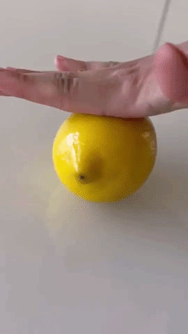Squeezing lemons may seem easy, but most women are doing it wrong! - Photo 2.