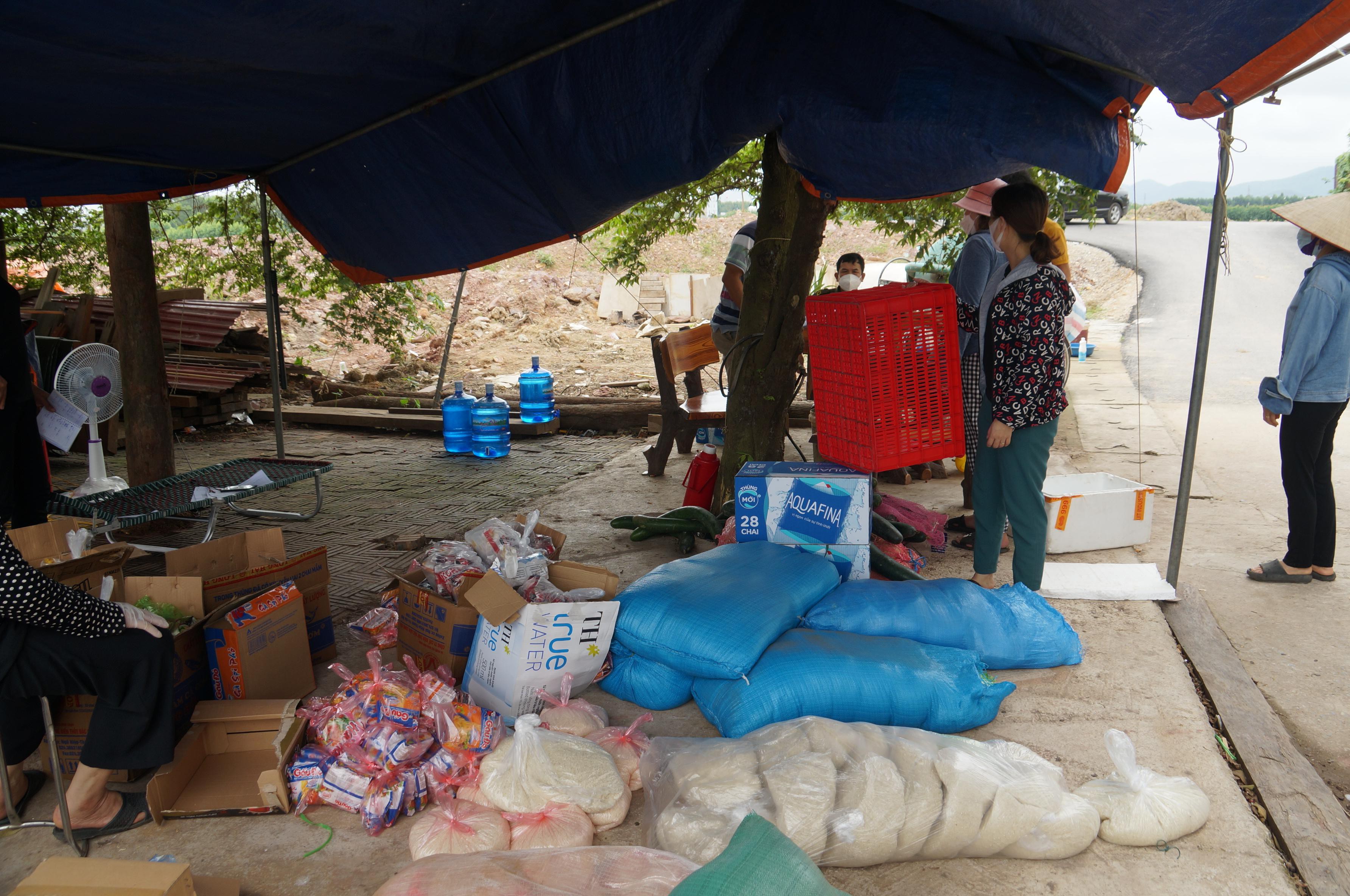 Người Bắc Giang mổ lợn, san gạo cho công nhân vùng tâm dịch - Ảnh 3. Người Bắc Giang mổ lợn, san gạo cho công nhân vùng tâm dịch - Ảnh 3.