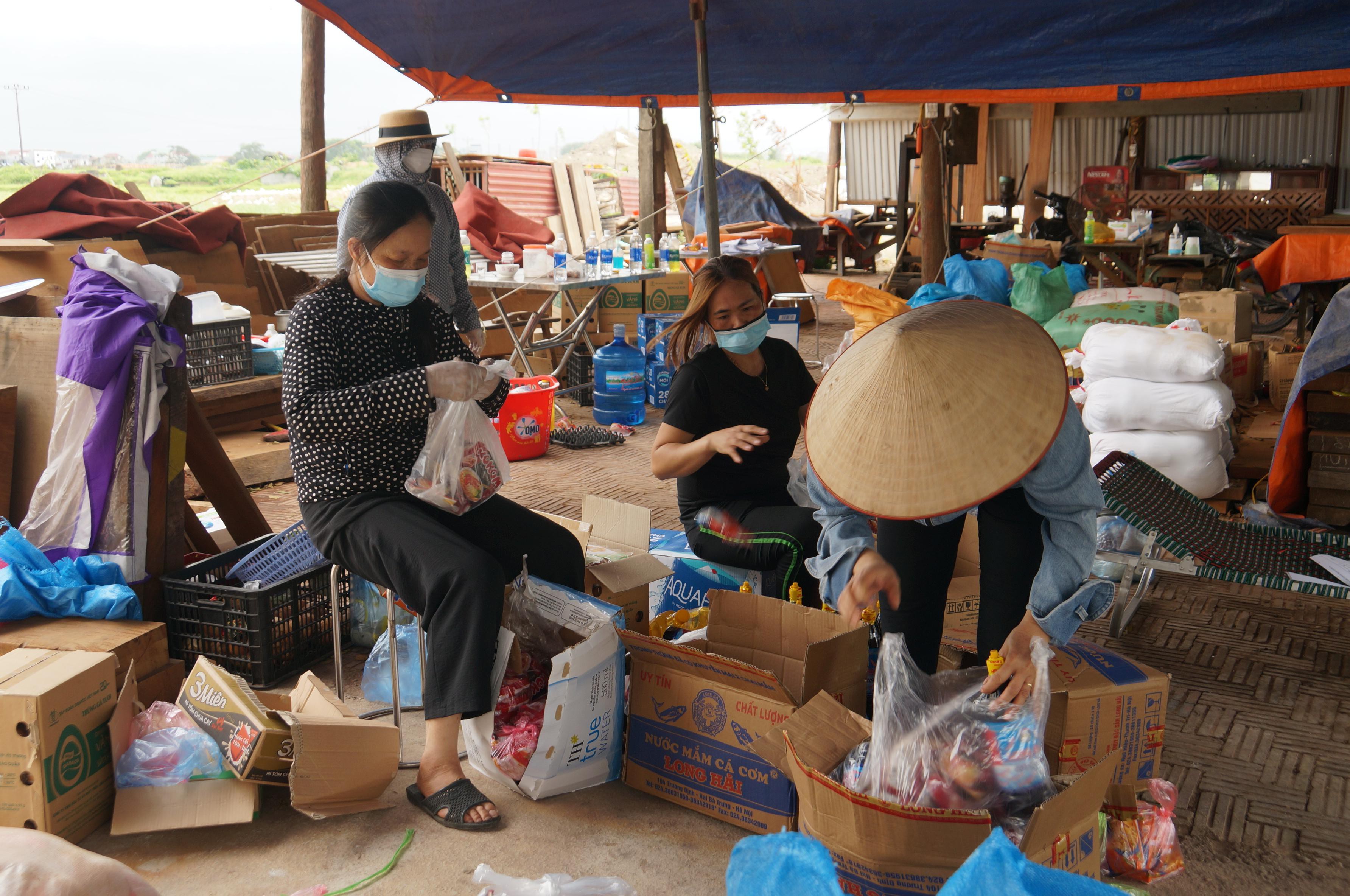 Người Bắc Giang mổ lợn, san gạo cho công nhân vùng tâm dịch - Ảnh 4. Người Bắc Giang mổ lợn, san gạo cho công nhân vùng tâm dịch - Ảnh 4.