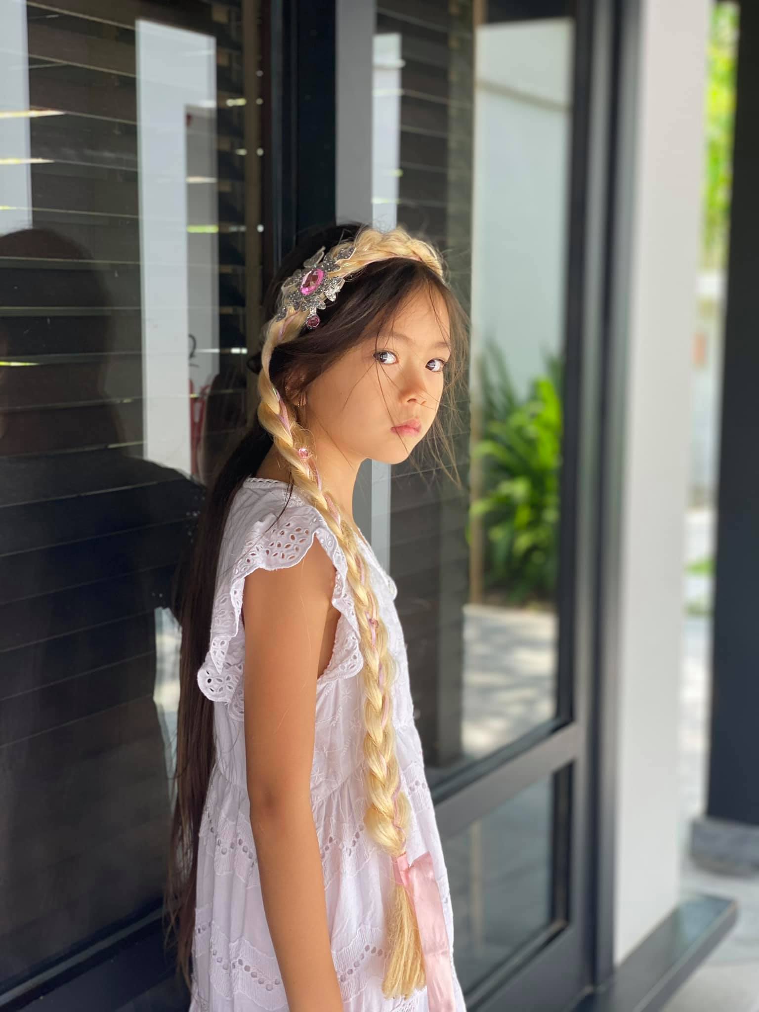 Đoan Trang có cô con gái mới 7 tuổi nhưng thần thái cực đỉnh, mỉm cười nhẹ 1 phát đã giật luôn spotlight của bố mẹ - Ảnh 7.