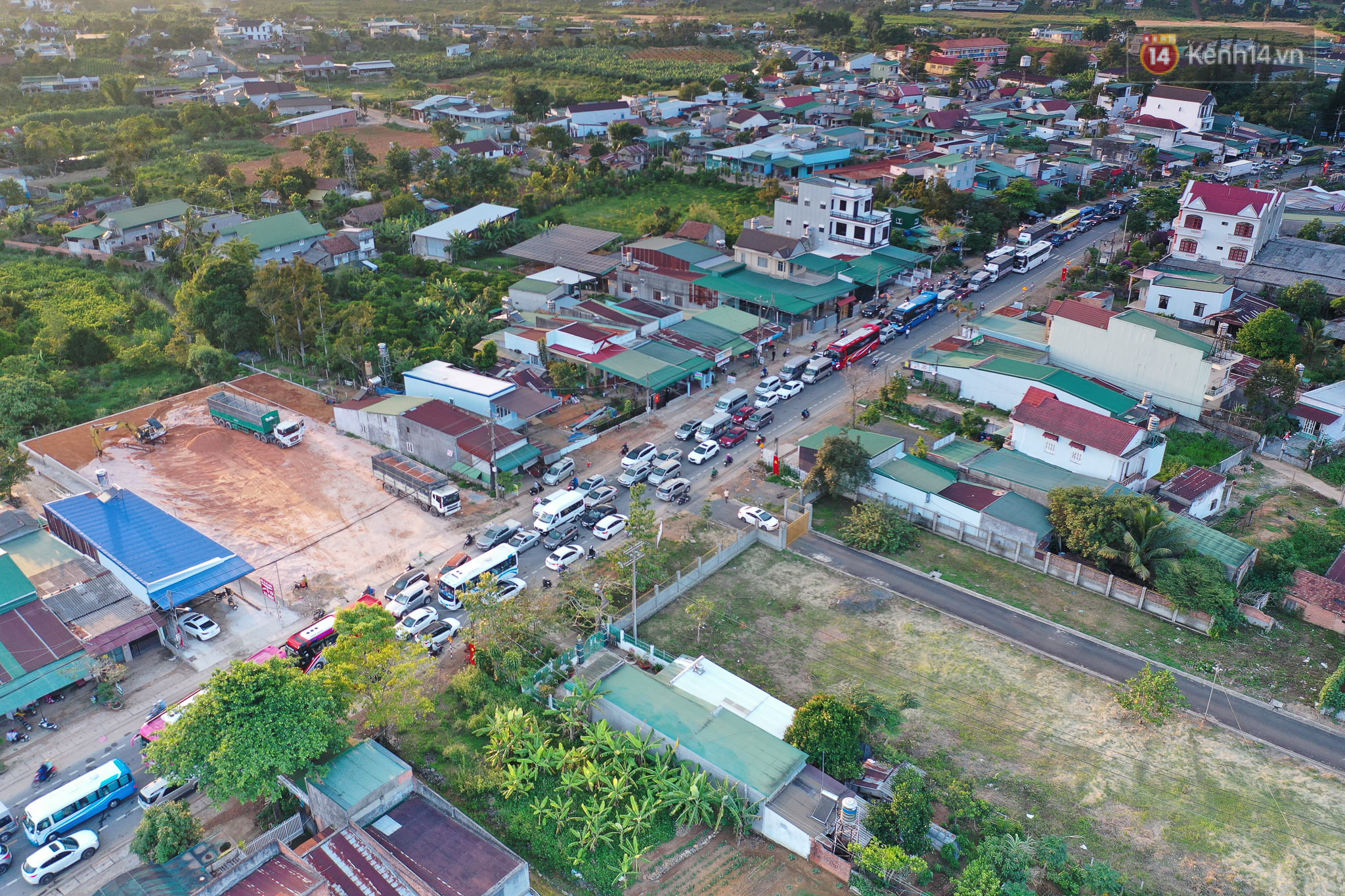 Flycam: Du khách ùn ùn rời Đà Lạt sau nghỉ lễ, đèo Bảo Lộc lại kẹt xe không lối thoát  - Ảnh 2.