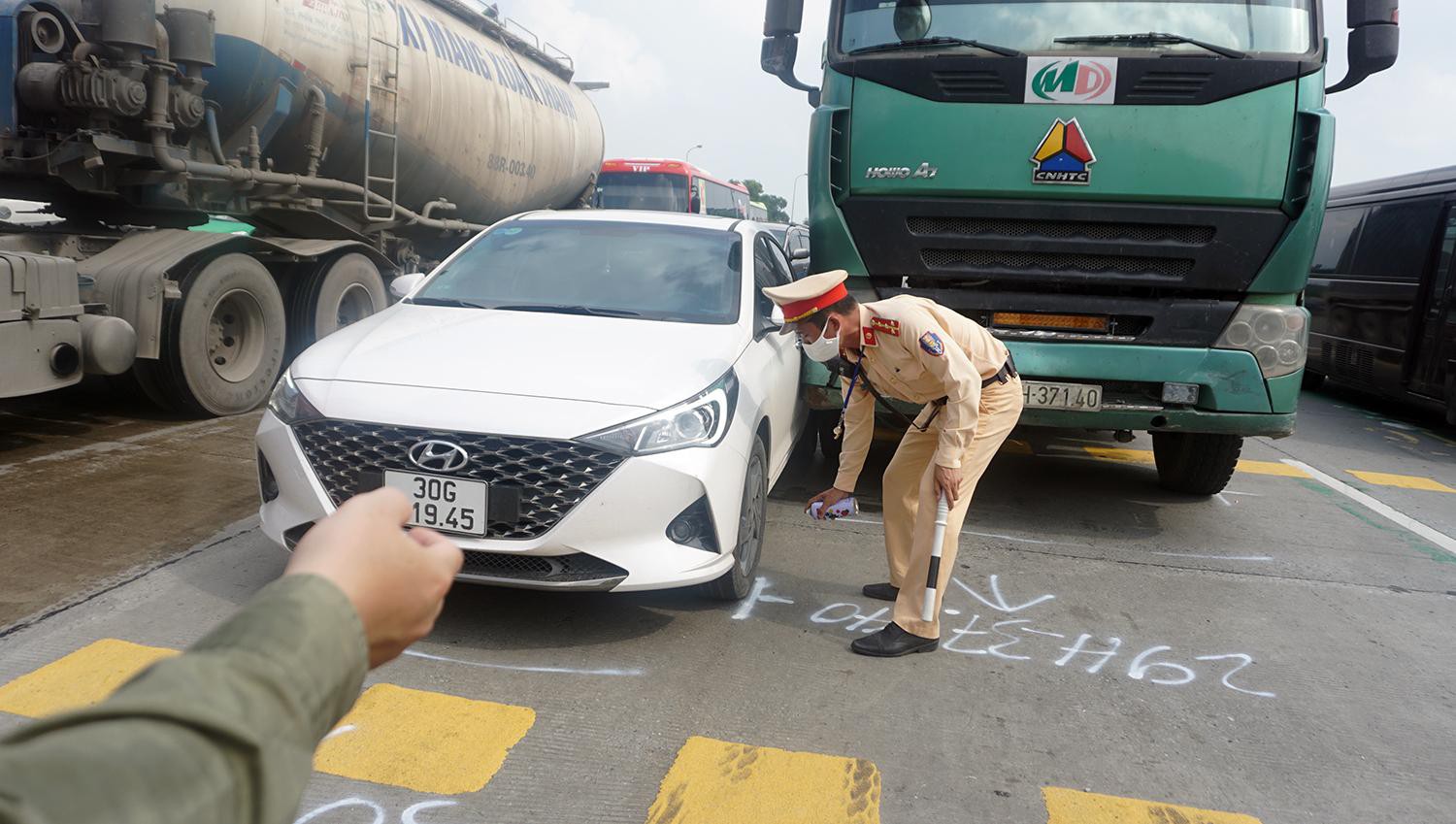 Ô tô va chạm trước trạm thu phí khiến hàng nghìn phương tiện ‘bò’ trên đường - Ảnh 1.