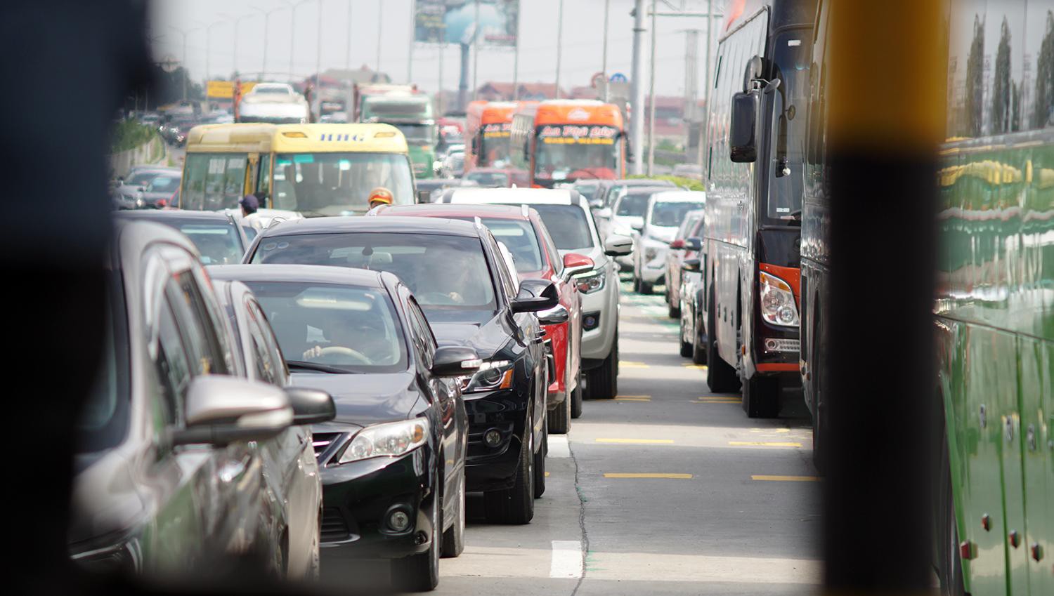 Ô tô va chạm trước trạm thu phí khiến hàng nghìn phương tiện ‘bò’ trên đường - Ảnh 6.
