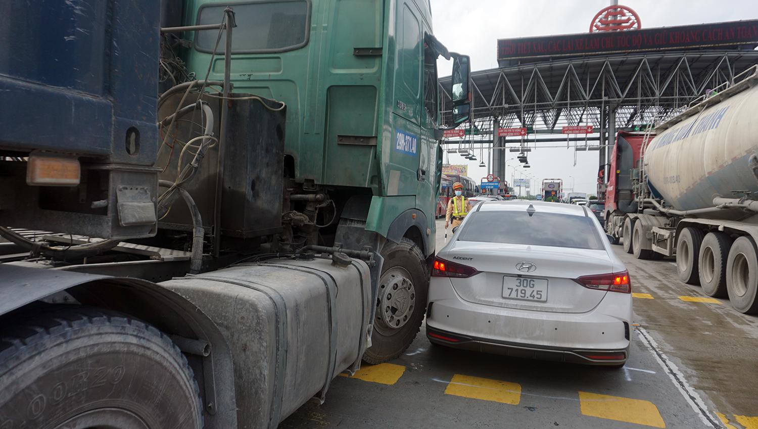 Ô tô va chạm trước trạm thu phí khiến hàng nghìn phương tiện ‘bò’ trên đường - Ảnh 2.
