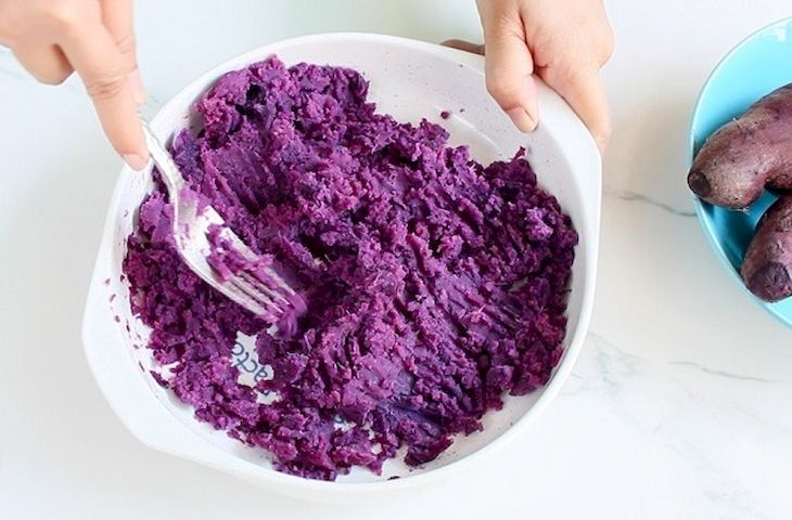 Tranh thủ ng&agrave;y nghỉ lễ cuối c&ugrave;ng, chị em v&agrave;o bếp l&agrave;m b&aacute;t ch&egrave; khoai dẻo ăn cho m&aacute;t ruột! - Ảnh 5.