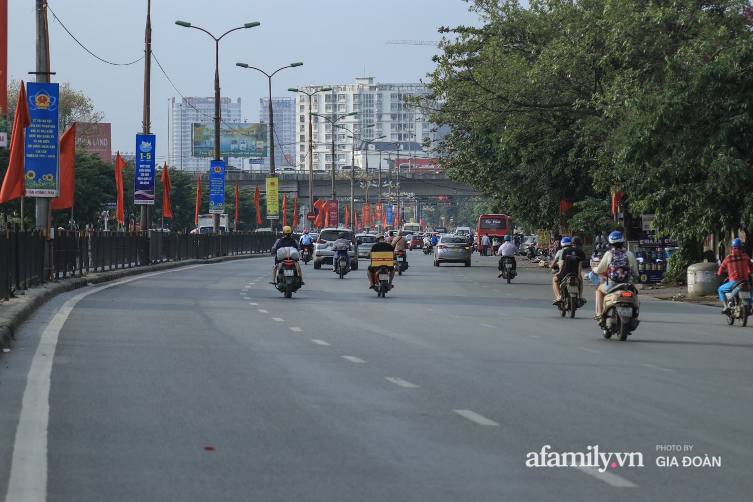 Chiều 2/5, trẻ em ngủ gục trên xe máy theo chân cha mẹ ra Hà Nội kết thúc kì nghỉ lễ - Ảnh 4.