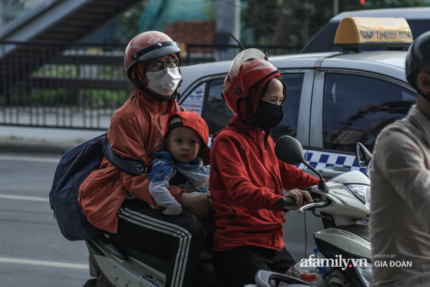 Chiều 2/5, trẻ em ngủ gục trên xe máy theo chân cha mẹ ra Hà Nội kết thúc kì nghỉ lễ - Ảnh 10.