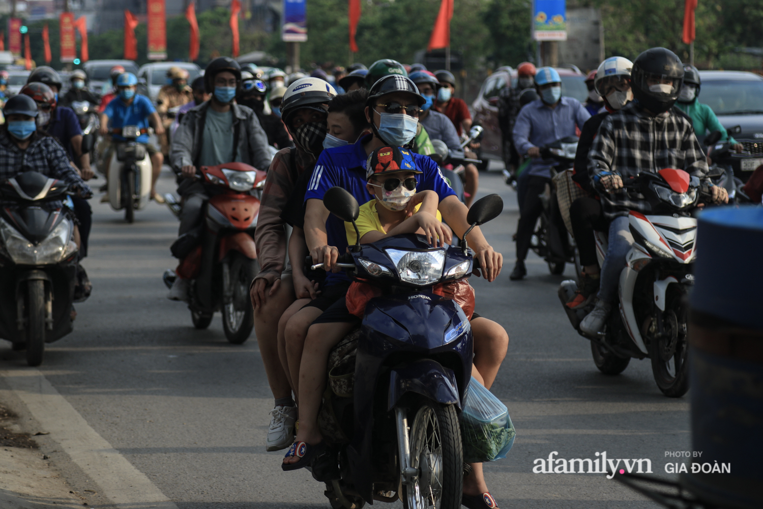 Chiều 2/5, trẻ em ngủ gục trên xe máy theo chân cha mẹ ra Hà Nội kết thúc kì nghỉ lễ - Ảnh 11.