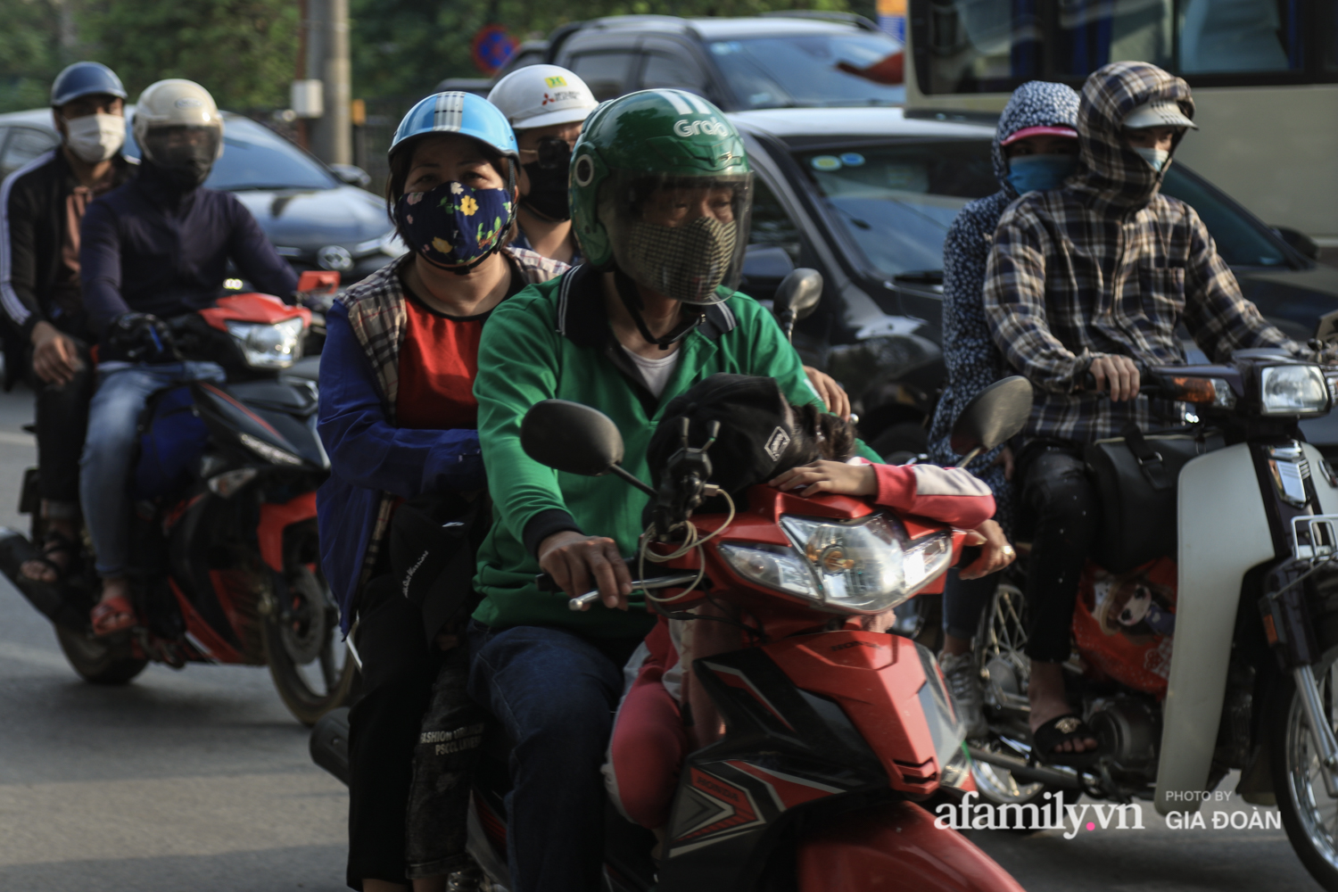 Chiều 2/5, trẻ em ngủ gục trên xe máy theo chân cha mẹ ra Hà Nội kết thúc kì nghỉ lễ - Ảnh 12.