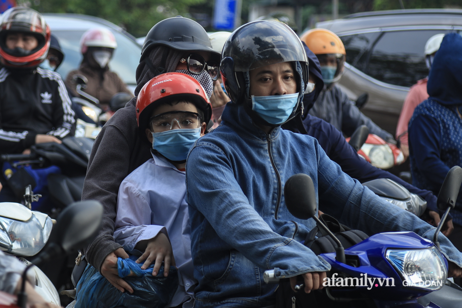 Chiều 2/5, trẻ em ngủ gục trên xe máy theo chân cha mẹ ra Hà Nội kết thúc kì nghỉ lễ - Ảnh 13.
