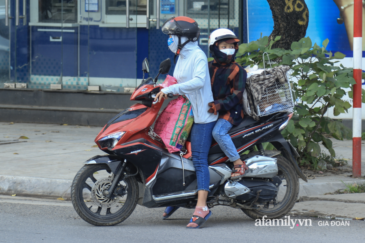 Chiều 2/5, trẻ em ngủ gục trên xe máy theo chân cha mẹ ra Hà Nội kết thúc kì nghỉ lễ - Ảnh 14.