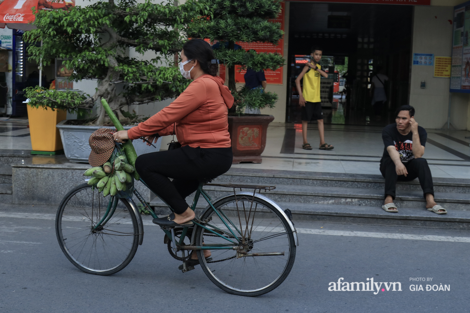 Chiều 2/5, trẻ em ngủ gục trên xe máy theo chân cha mẹ ra Hà Nội kết thúc kì nghỉ lễ - Ảnh 15.