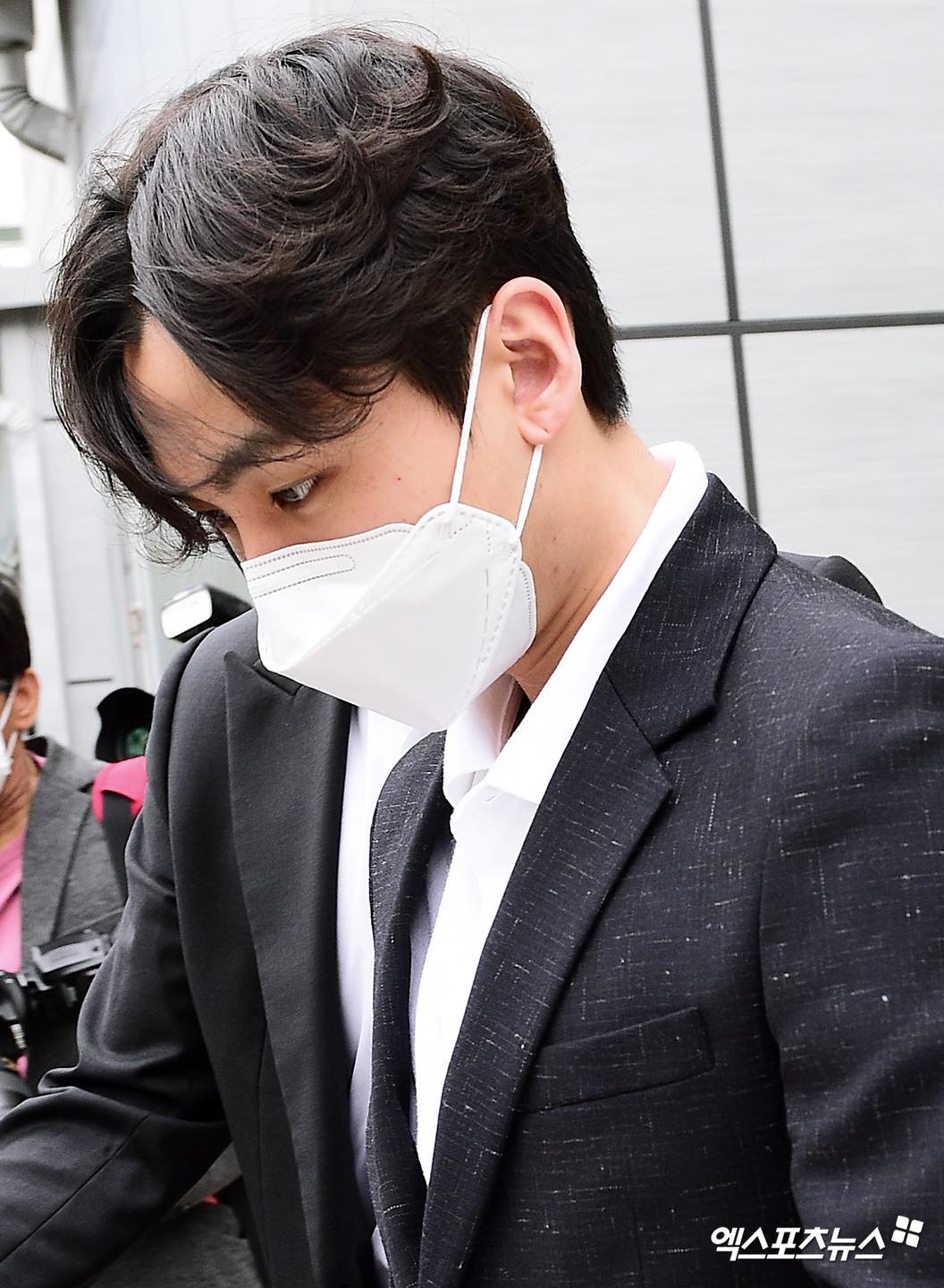 Nóng: Nam idol đình đám chính thức ra toà vì nướng hơn 2 tỷ hút cần sa, công tố yêu cầu mức án 4 năm tù kèm mức phạt kỷ lục - Ảnh 4. Nóng: Nam idol đình đám chính thức ra toà vì nướng hơn 2 tỷ hút cần sa, công tố yêu cầu mức án 4 năm tù kèm mức phạt kỷ lục - Ảnh 4.