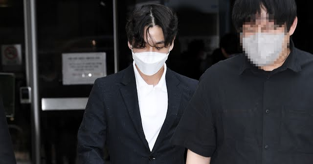 Nóng: Nam idol đình đám chính thức ra toà vì nướng hơn 2 tỷ hút cần sa, công tố yêu cầu mức án 4 năm tù kèm mức phạt kỷ lục - Ảnh 2. Nóng: Nam idol đình đám chính thức ra toà vì nướng hơn 2 tỷ hút cần sa, công tố yêu cầu mức án 4 năm tù kèm mức phạt kỷ lục - Ảnh 2.
