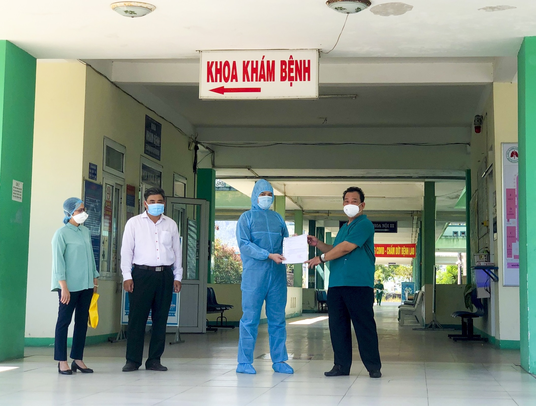 Bệnh nhân COVID-19 đầu tiên trong đợt dịch 2 ở Đà Nẵng xuất viện - Ảnh 3. Bệnh nhân COVID-19 đầu tiên trong đợt dịch 2 ở Đà Nẵng xuất viện - Ảnh 3.