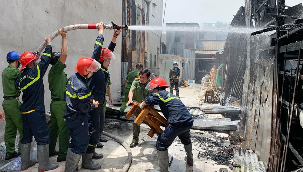 Cháy 3 căn nhà giữa thành phố, Bí thư Tỉnh ủy, Giám đốc Công an trực tiếp chỉ đạo dập lửa - Ảnh 1.