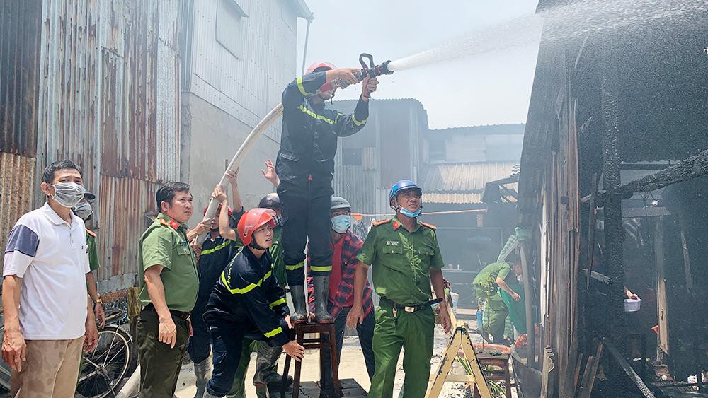 Cháy 3 căn nhà giữa thành phố, Bí thư Tỉnh ủy, Giám đốc Công an trực tiếp chỉ đạo dập lửa - Ảnh 2.