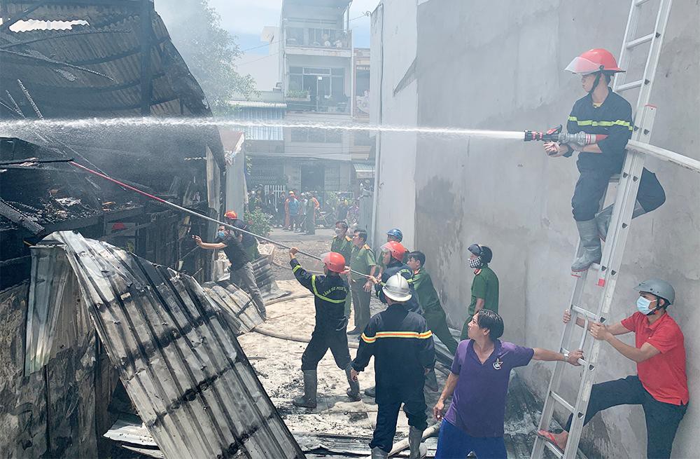 Cháy 3 căn nhà giữa thành phố, Bí thư Tỉnh ủy, Giám đốc Công an trực tiếp chỉ đạo dập lửa - Ảnh 3.