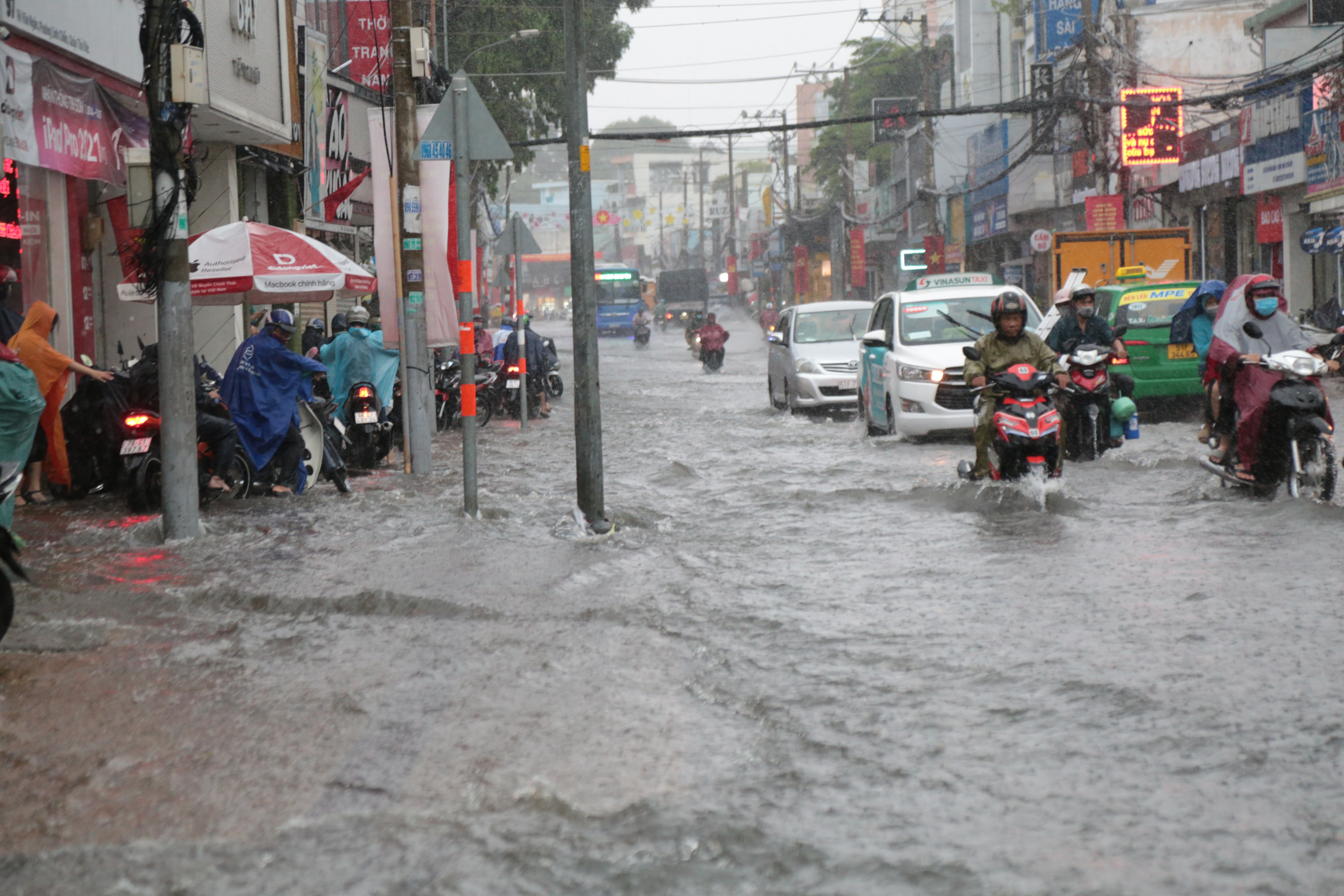Cận cảnh ngập sâu ở TP Thủ Đức trong cơn mưa chiều 21-5 - Ảnh 1.