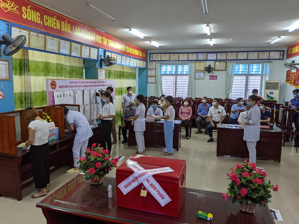 CLIP: Đi bầu cử sớm tại Bệnh viện dã chiến ở tâm dịch Bắc Ninh sáng nay 22-5 - Ảnh 4.