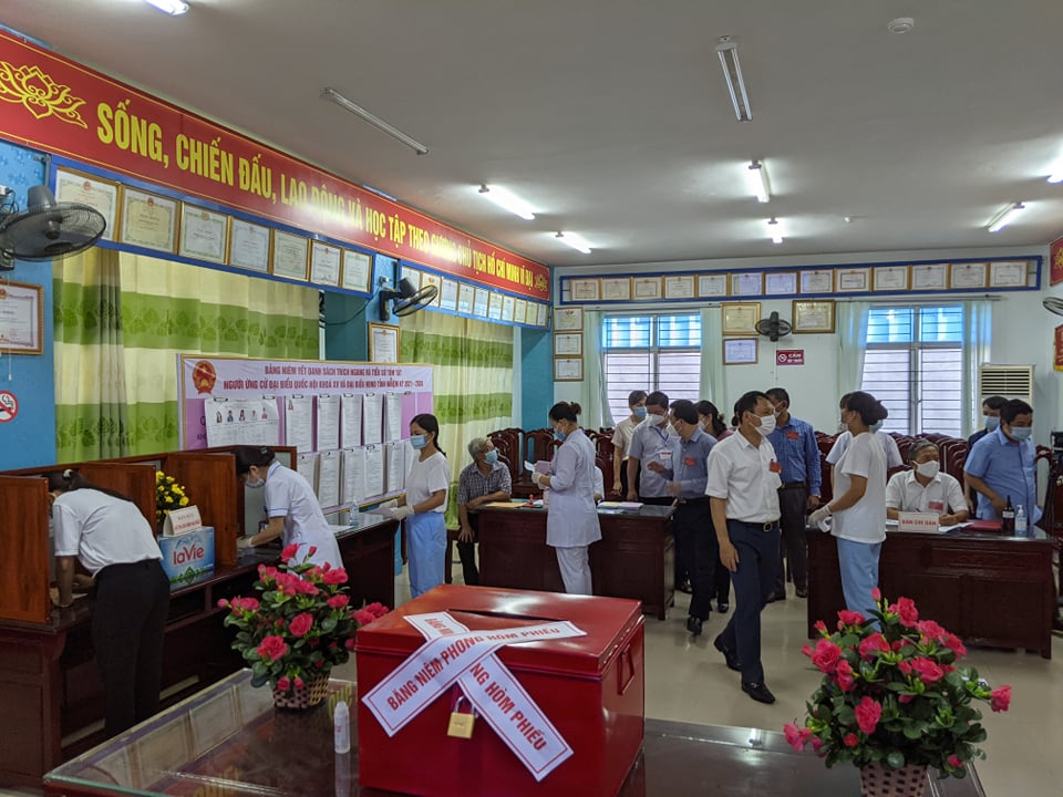 CLIP: Đi bầu cử sớm tại Bệnh viện dã chiến ở tâm dịch Bắc Ninh sáng nay 22-5 - Ảnh 5.