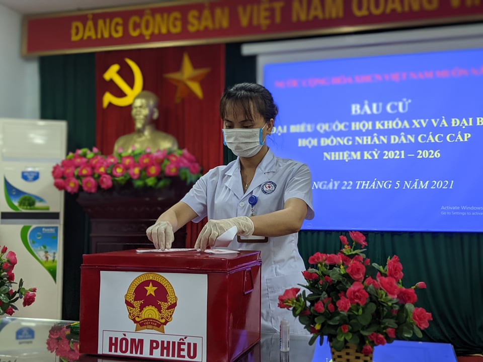CLIP: Đi bầu cử sớm tại Bệnh viện dã chiến ở tâm dịch Bắc Ninh sáng nay 22-5 - Ảnh 2.