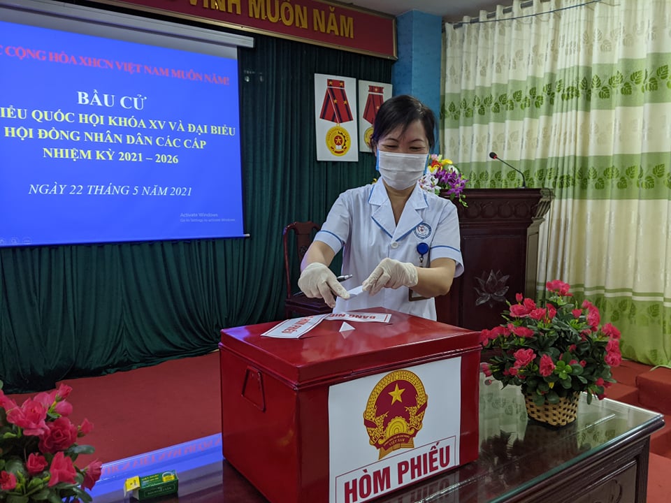 CLIP: Đi bầu cử sớm tại Bệnh viện dã chiến ở tâm dịch Bắc Ninh sáng nay 22-5 - Ảnh 6.