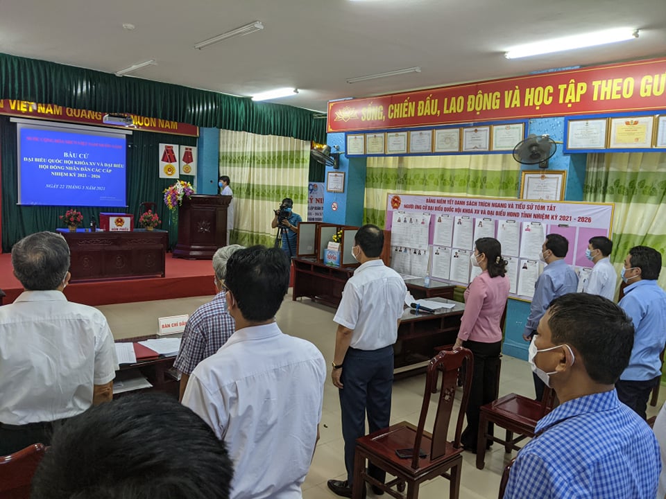 CLIP: Đi bầu cử sớm tại Bệnh viện dã chiến ở tâm dịch Bắc Ninh sáng nay 22-5 - Ảnh 3.