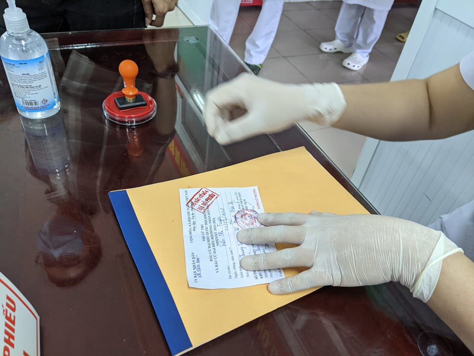 CLIP: Đi bầu cử sớm tại Bệnh viện dã chiến ở tâm dịch Bắc Ninh sáng nay 22-5 - Ảnh 8.