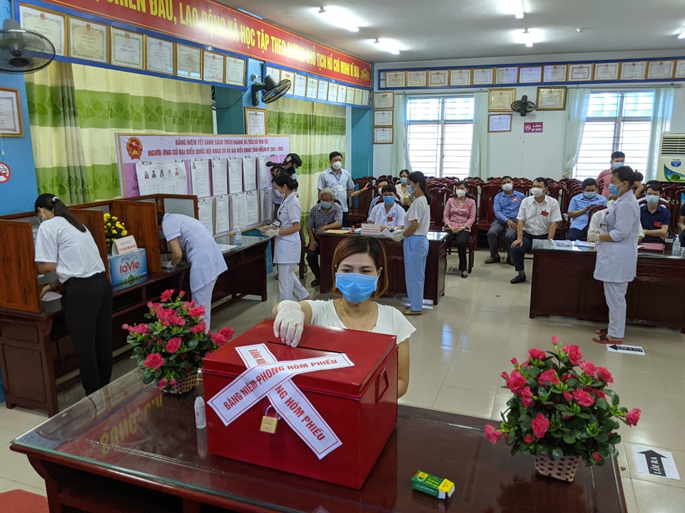 CLIP: Đi bầu cử sớm tại Bệnh viện dã chiến ở tâm dịch Bắc Ninh sáng nay 22-5 - Ảnh 10.