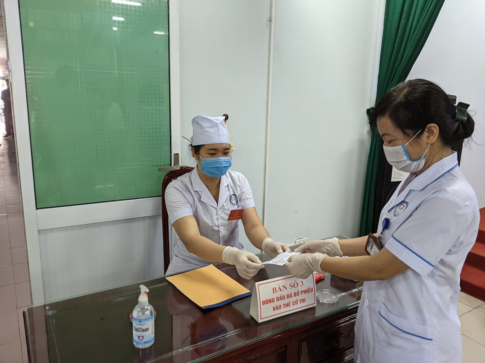 CLIP: Đi bầu cử sớm tại Bệnh viện dã chiến ở tâm dịch Bắc Ninh sáng nay 22-5 - Ảnh 9.