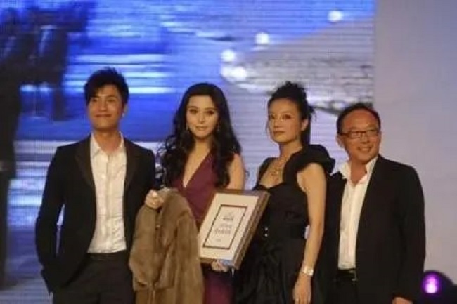 Mối quan hệ của Triệu Vy - Phạm Băng Băng từng được cho là gay gắt đến mức họ còn không nhìn mặt nhau khi xuất hiện chung sự kiện. Mối quan hệ của Triệu Vy - Phạm Băng Băng từng được cho là gay gắt đến mức họ còn không nhìn mặt nhau khi xuất hiện chung sự kiện.
