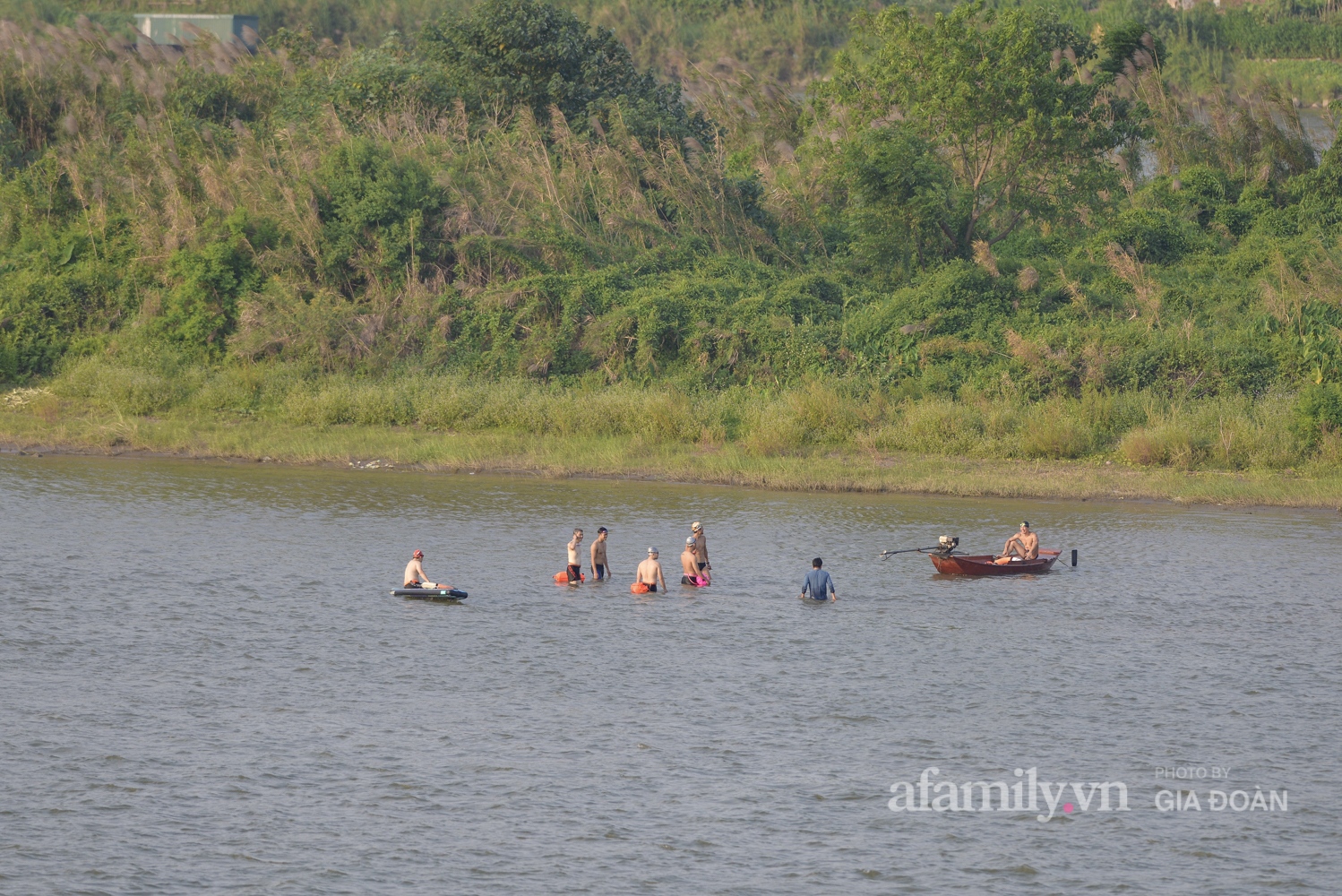 Bất chấp lệnh cấm tụ tập đông người, người Hà Nội vẫn đổ xô ra sông Hồng giải nhiệt - Ảnh 7.