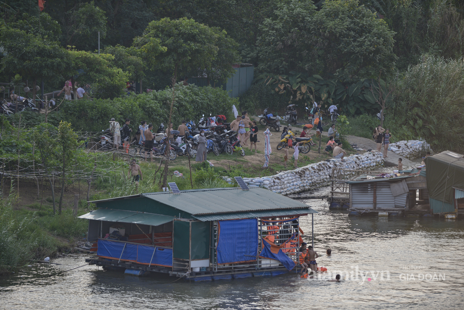 Bất chấp lệnh cấm tụ tập đông người, người Hà Nội vẫn đổ xô ra sông Hồng giải nhiệt - Ảnh 4.