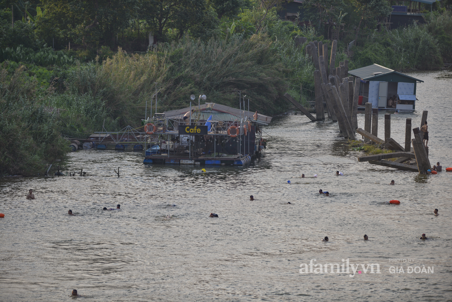 Bất chấp lệnh cấm tụ tập đông người, người Hà Nội vẫn đổ xô ra sông Hồng giải nhiệt - Ảnh 6.