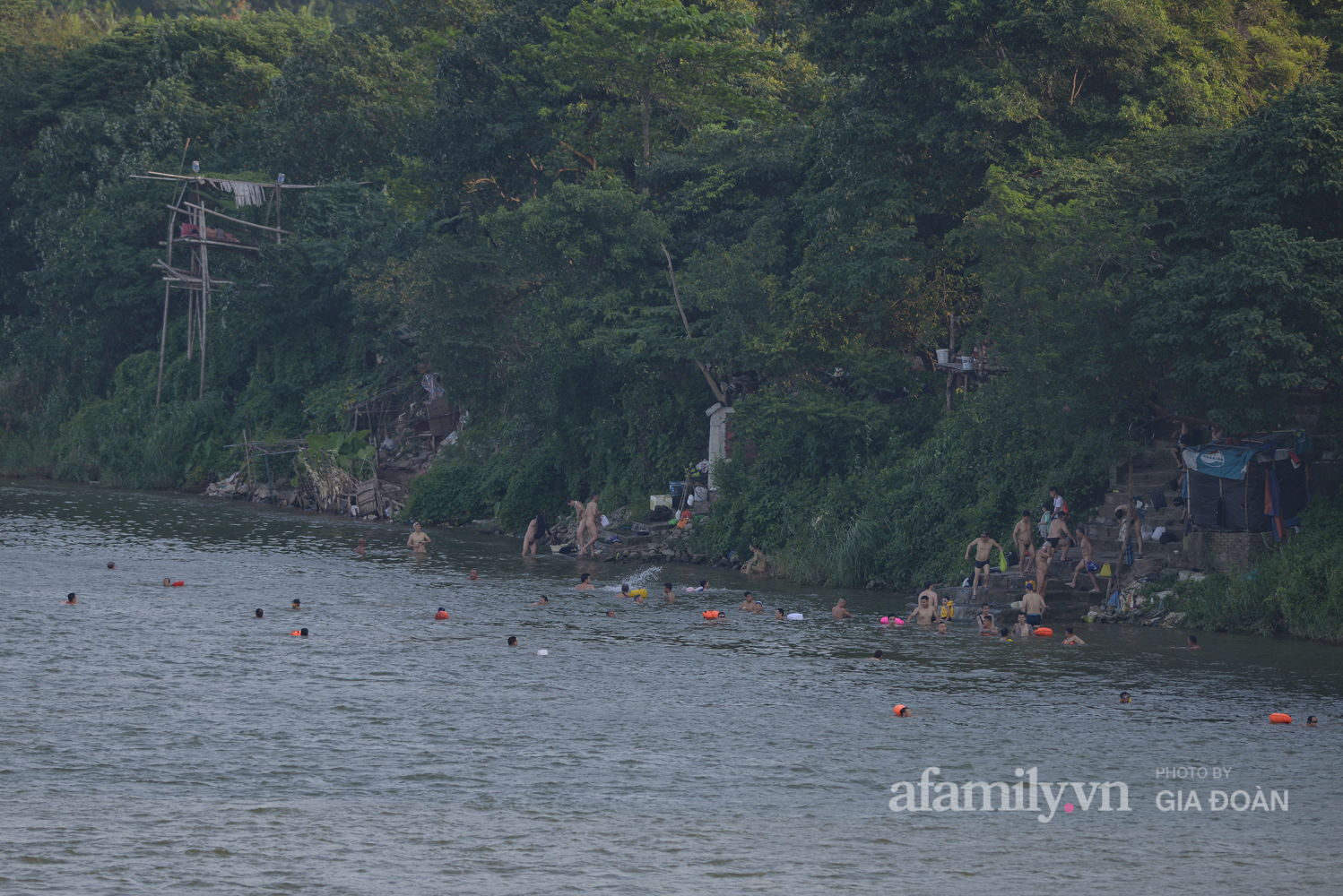 Bất chấp lệnh cấm tụ tập đông người, người Hà Nội vẫn đổ xô ra sông Hồng giải nhiệt - Ảnh 12.