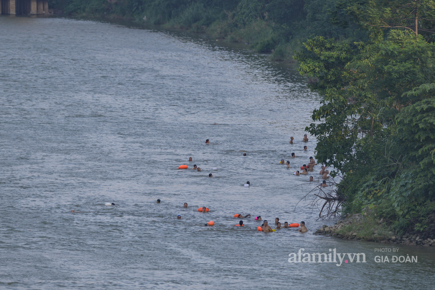Bất chấp lệnh cấm tụ tập đông người, người Hà Nội vẫn đổ xô ra sông Hồng giải nhiệt - Ảnh 14.