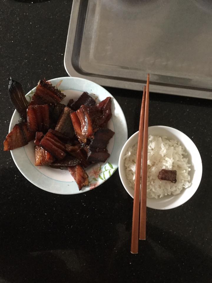 Trong thẻ có hàng chục tỷ, Hoài Linh vẫn ăn uống đạm bạc, có bữa chỉ dăm ba con cá khô là đủ thấy "ngon tét nách" - Ảnh 7. Trong thẻ có hàng chục tỷ, Hoài Linh vẫn ăn uống đạm bạc, có bữa chỉ dăm ba con cá khô là đủ thấy "ngon tét nách" - Ảnh 7.