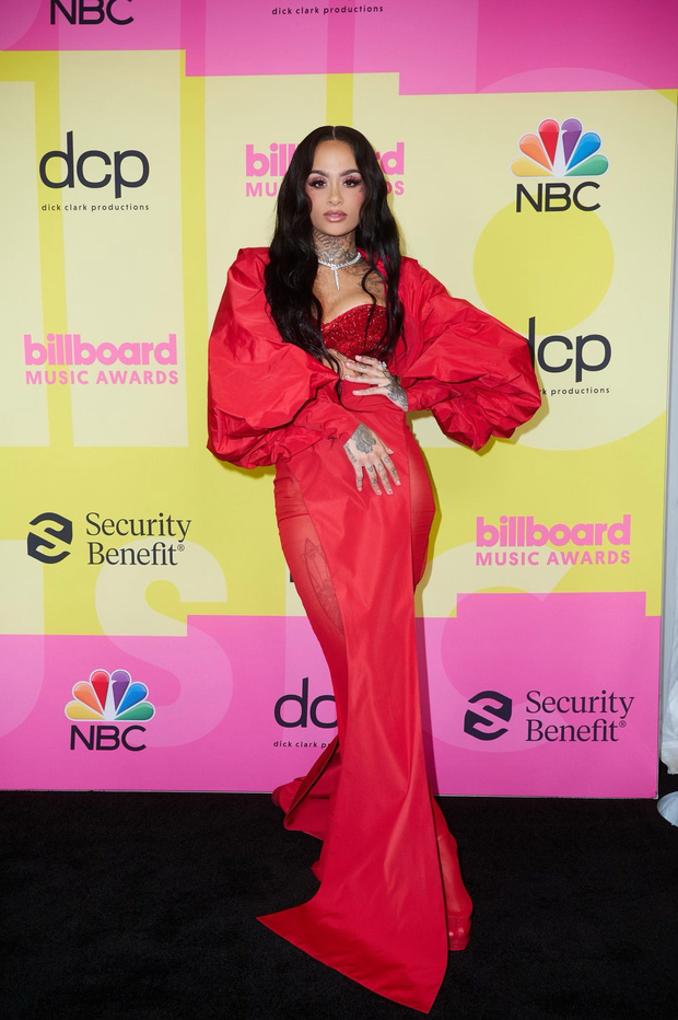 Thảm đỏ Billboard Music Awards 2021: Bữa tiệc &quot;nóng bỏng&quot; của các mỹ nhân vòng 1 &quot;khủng&quot; - Ảnh 2.