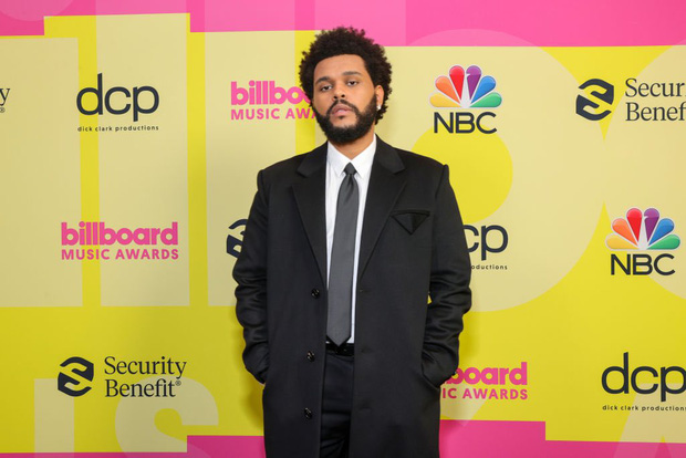 Thảm đỏ Billboard Music Awards 2021: Bữa tiệc &quot;nóng bỏng&quot; của các mỹ nhân vòng 1 &quot;khủng&quot; - Ảnh 9.