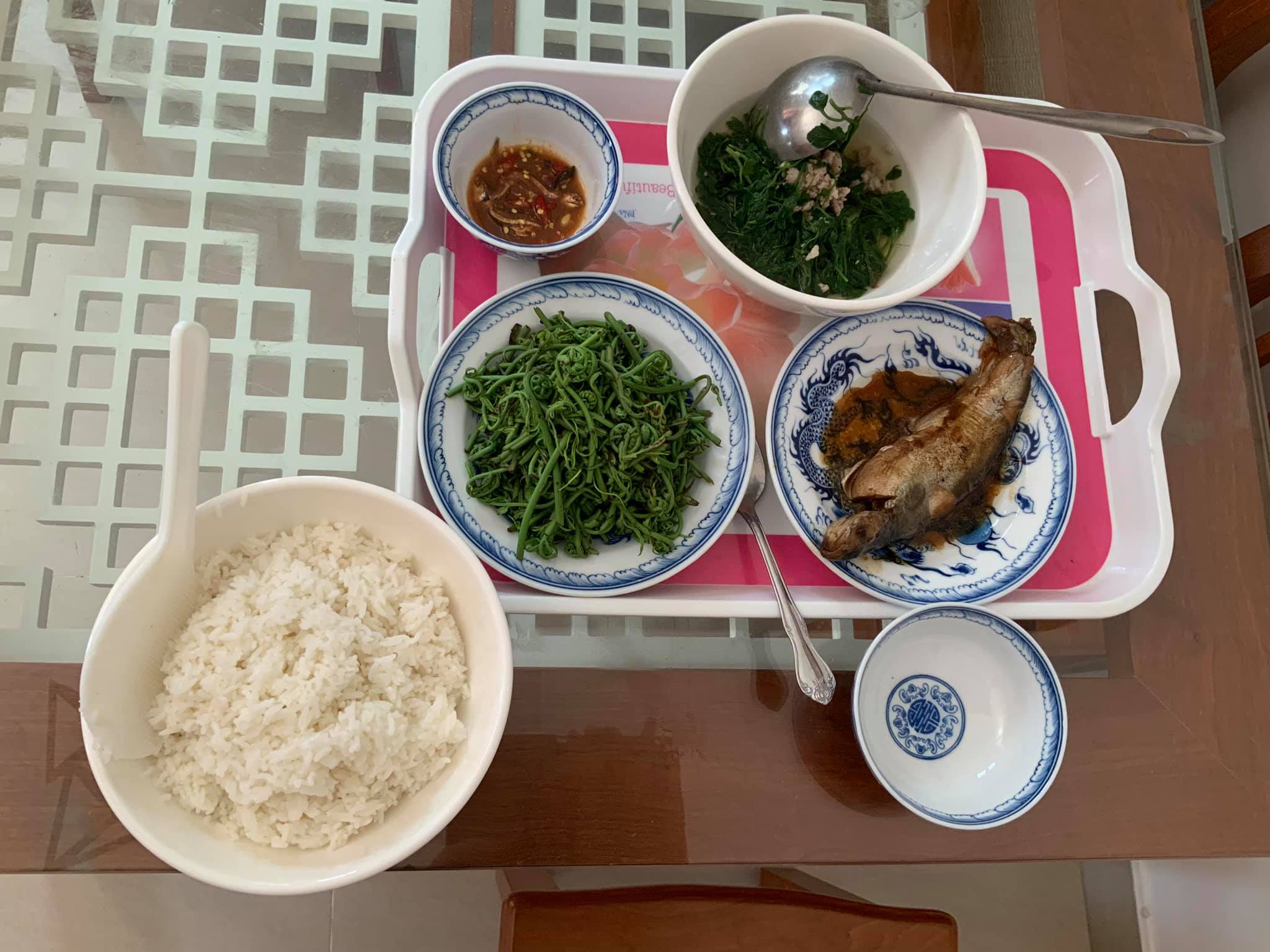 Trong thẻ có hàng chục tỷ, Hoài Linh vẫn ăn uống đạm bạc, có bữa chỉ dăm ba con cá khô là đủ thấy "ngon tét nách" - Ảnh 5. Trong thẻ có hàng chục tỷ, Hoài Linh vẫn ăn uống đạm bạc, có bữa chỉ dăm ba con cá khô là đủ thấy "ngon tét nách" - Ảnh 5.