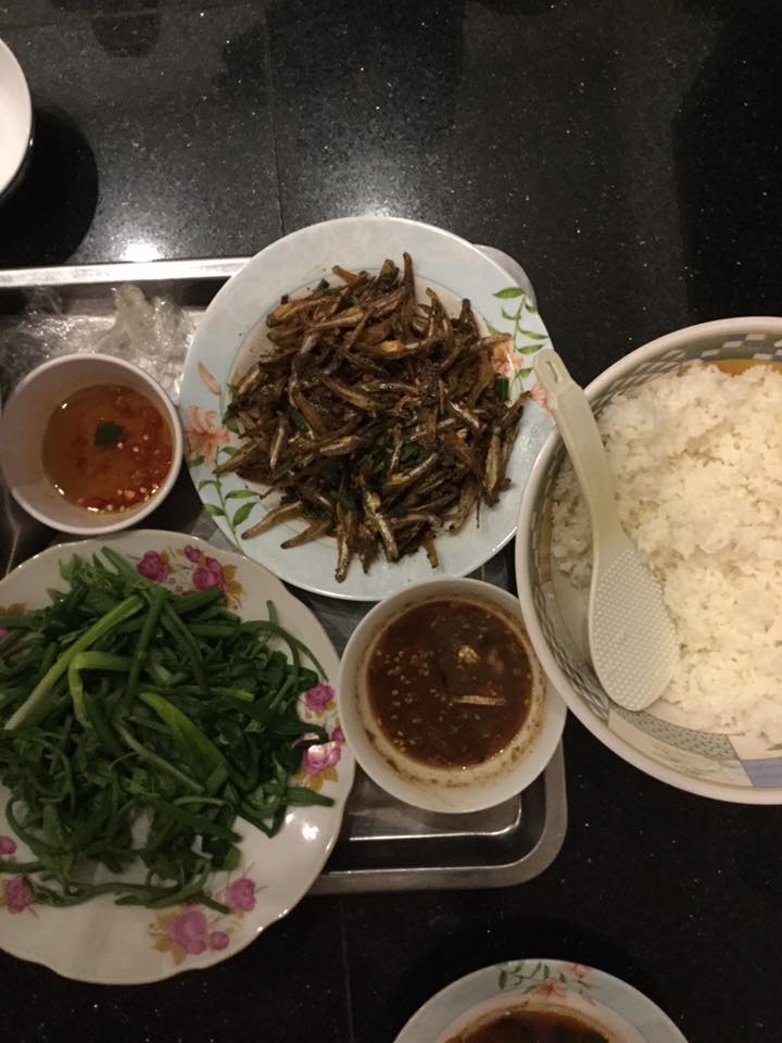 Trong thẻ có hàng chục tỷ, Hoài Linh vẫn ăn uống đạm bạc, có bữa chỉ dăm ba con cá khô là đủ thấy "ngon tét nách" - Ảnh 13. Trong thẻ có hàng chục tỷ, Hoài Linh vẫn ăn uống đạm bạc, có bữa chỉ dăm ba con cá khô là đủ thấy "ngon tét nách" - Ảnh 13.