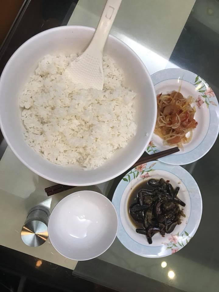 Trong thẻ có hàng chục tỷ, Hoài Linh vẫn ăn uống đạm bạc, có bữa chỉ dăm ba con cá khô là đủ thấy "ngon tét nách" - Ảnh 8. Trong thẻ có hàng chục tỷ, Hoài Linh vẫn ăn uống đạm bạc, có bữa chỉ dăm ba con cá khô là đủ thấy "ngon tét nách" - Ảnh 8.