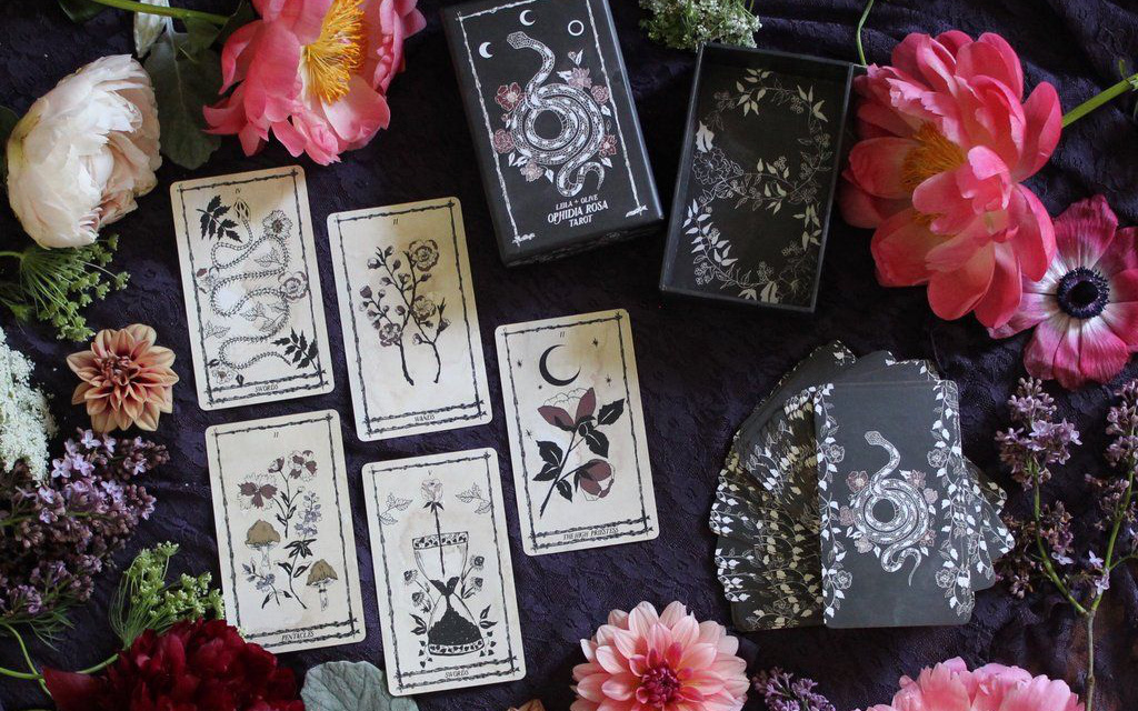 Có phải hành trang vào đời của Gen Z là 5 bộ bài Tarot trong túi hay không?