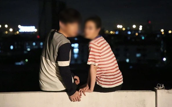 Mỗi tháng đưa 20 triệu vợ vẫn cho ăn đạm bạc, chồng âm thầm điều tra để rồi nghẹn đắng với thứ cô giấu trong túi xách